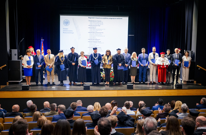 Zdjęcie grupowe pracowników Uniwersytetu Rzeszowskiego, w tym profesora Piotra Sowińskiego oraz profesor Anna Golonka z Wydziału Prawa i Administracji