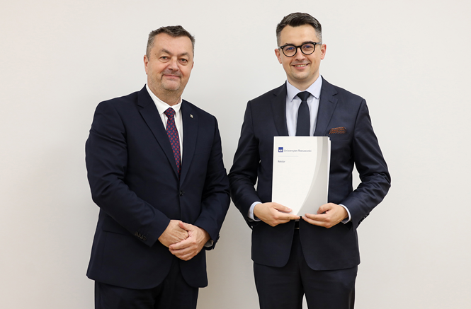 doktor Michał Skóra oraz profesor Janusz Pasterski, Prorektor ds. Współpracy z Otoczeniem Społeczno-Gospodarczym Uniwersytetu Rzeszowskiego