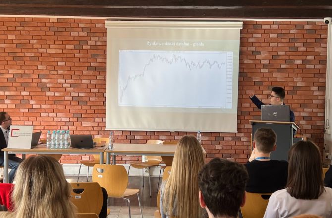 Student opowiada o wykresie prezentowanym na slajdzie