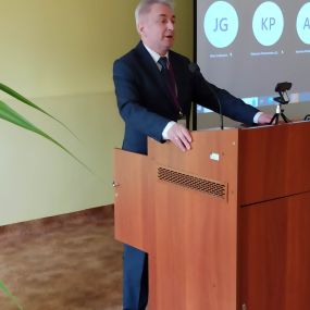 Dyrektor Instytutu Ekonomii i Finansów dr hab. Ryszard Kata, prof. UR, który otworzył seminarium, przywitał organizatorów, zgromadzone osoby oraz nakreślił tematykę wydarzenia