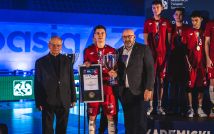 Kapitan drużyny siatkarzy AZS Uniwersytetu Rzeszowskiego z dyplomem