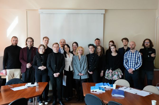 Zdjęcie przedstawiające uczestników Rzeszowskiego Forum Młodych Humanistów