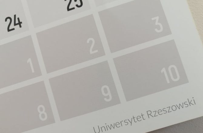 na zdjeciu kartka z kalendarza