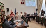 Członkowie komisji słuchają wystąpienia podczas obrony doktorskiej.
