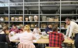 Studenci podczas zajęć ze źródłoznawstwa archeologicznego zdjęcie numer 2
