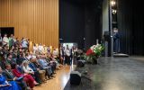 Widok z boku na scenę i publiczność podczas wystąpienia Dziekan Wydziału Prawa i Administracji.