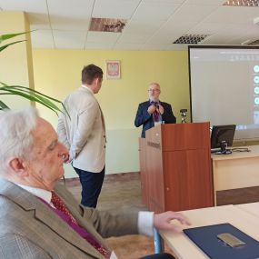 Przy mikrofonie Prof. Dariusz Zarzecki prowadzący dyskusję z dr Michałem Grudzińskim