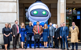 Uczestnicy spotkania Konferencji Dziekanów Publicznych Uniwersyteckich Wydziałów Prawa pozują przed wejściem do budynku Ministerstwa Nauki i Szkolnictwa Wyższego.