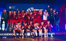 Drużyna siatkarzy AZS Uniwersytetu Rzeszowskiego. Zdjęcie grupowe z pucharem i dyplomem. Radość.