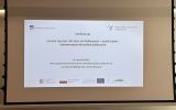 Slajd tytułowy konferencji „Uczenie się przez całe życie na Podkarpaciu – wyniki badań i rekomendacje dla polityk publicznych”