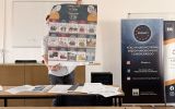 Prelegent prezentujący plakat dotyczący praw człowieka podczas spotkania poświęconego europejskiemu systemowi ochrony praw człowieka.