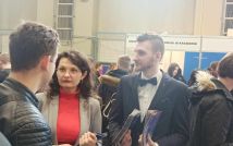 Studenci przedstawiają ofertę edukacyjną potencjalnym studentom