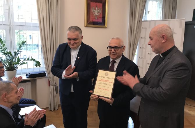 Zdjęcie z wręczenia Nagrody Naukowej imienia Ireny i Franciszka Skowyrów profesorowi Jerzemu Kuzickiemu