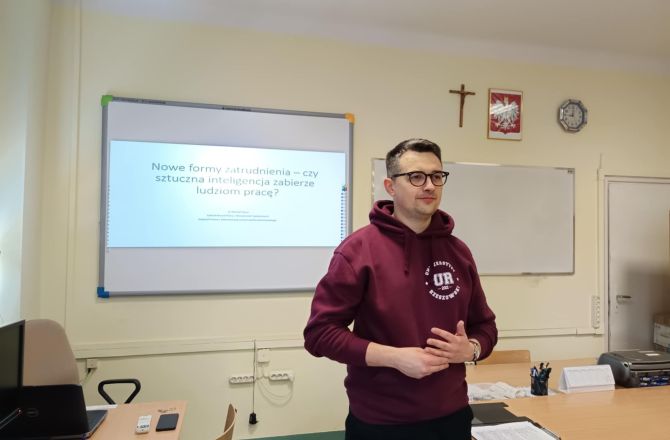dr Michał Skóra w II Liceum Ogólnokształcącym im. Mikołaja Kopernika w Mielcu w trakcie prowadzący wykład pt. "Nowe formy zatrudnienia. Czy sztuczna inteligencja zabierze ludziom pracę?"