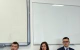Sąd konkursowy w osobach: dr habilitowana Aneta Kowalczyk profesor UR, radca prawny Aleksander Cisek oraz doktor Michał Skóra podczas V Lokalnego Moot Courtu z prawa pracy