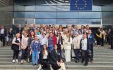 Zdjęcie grupowe przed budynkiem Parlamentu Europejskiego w Brukseli