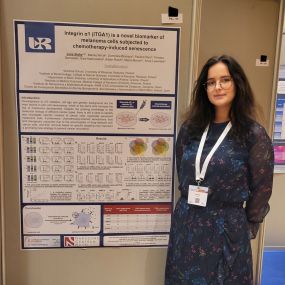 Julia Słaby przy swoim posterze