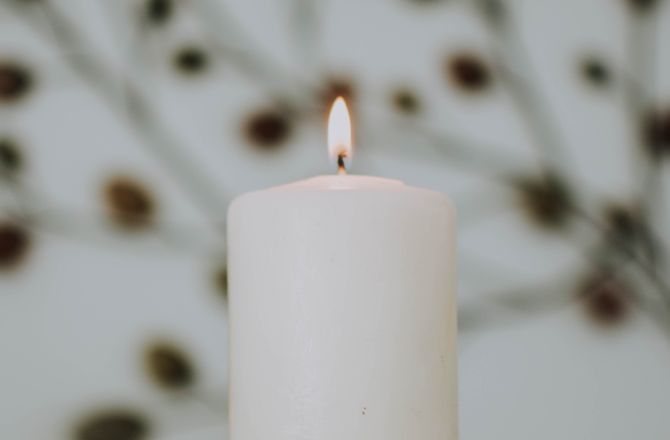 fotografia białej zapalonej świecy