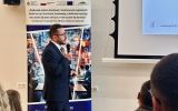 Prelegent omawia wyniki badania dotyczącego problemów prawnych związanych ze sztuczną inteligencją w procesie edukacji i na rynku pracy.