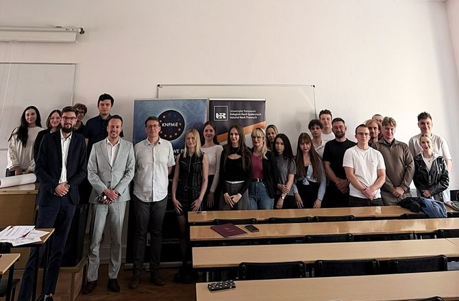Grupowe zdjęcie uczestników spotkania poświęconego Europejskiemu Trybunałowi Praw Człowieka.