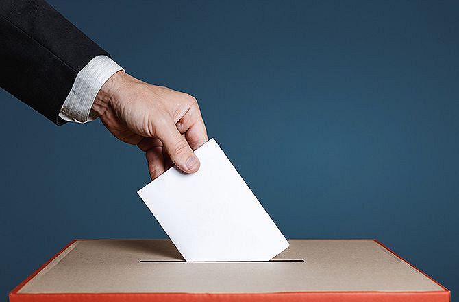 Fotografia wrzuceanie głosu do urny