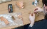 Rekonstrukcja naczyń glinianych przez archeologa