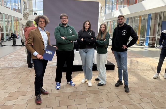 Grupa studentów Wydziału Prawa i Administracji pozuje do zdjęcia podczas udziału w programie „Polska. Co dalej?”.