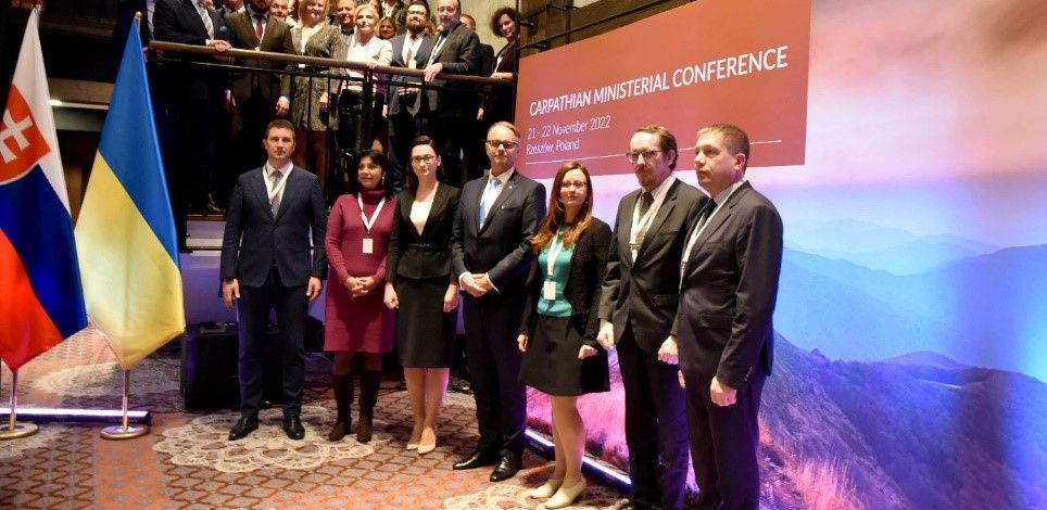 Uczestnicy konferencji pozują do zdjęcia grupowego