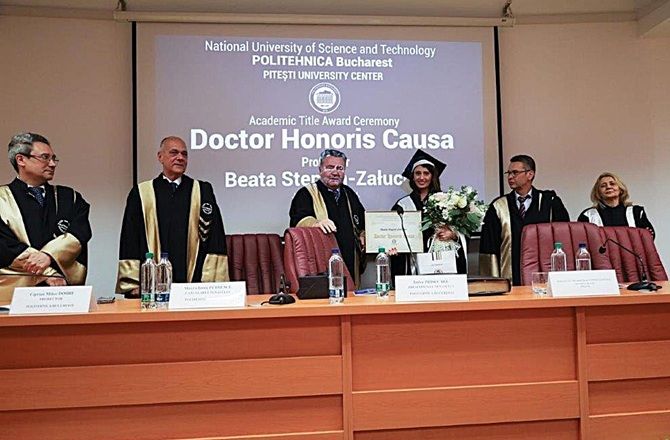 Wręczenie dyplomu Doctor Honoris Causa laureatce w todze podczas uroczystości akademickiej.