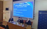 Prelegentka przemawia podczas panelu „Szkoła dobrze zarządzana”.