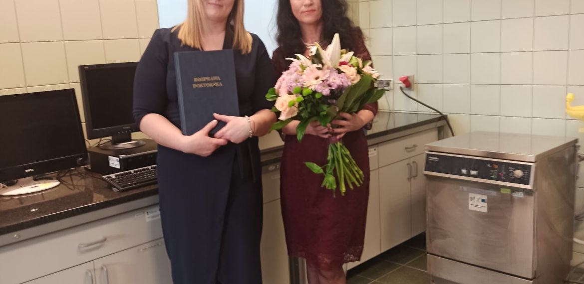 dr inż. Małgorzata Pawlos wraz z dr hab. Agatą Znamirowską, prof. UR