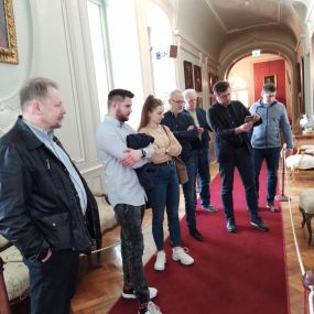 Wnętrze Muzeum-Zamku w Łańcucie. Na zdjęciu siedmioro zwiedzających