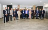 Uczestnicy Ogólnopolskiego Zjazdu Dziekanów Wydziałów Prawa podczas wspólnego zdjęcia w budynku.