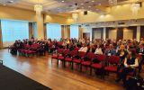 Zdjęcie przedstawiające uczestników konferencji w trakcie obrad plenarnych