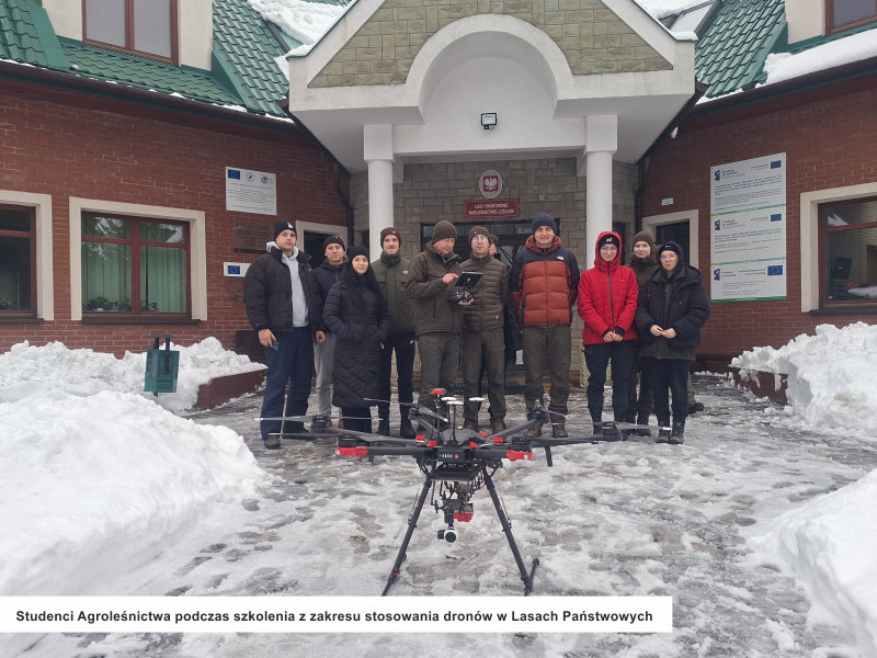 Studenci Agroleśnictwa podczas szkolenia z zakresu stosowania dronów w Lasach Państwowych