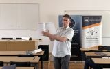 Prelegent omawiający materiały podczas spotkania ze studentami dotyczącego Europejskiego Trybunału Praw Człowieka.