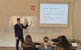 Sędzia Marek Antas oraz studenci podczas prelekcji na temat Problem praworządności w Polsce na tle orzecznictwa TSUE i ETPCz