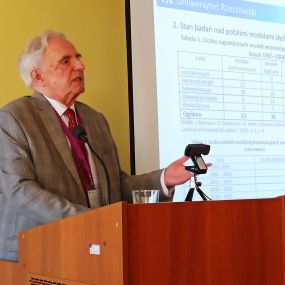 prof. dr hab. Jerzy Kitowski z Uniwersytetu Rzeszowskiego wygłaszający referat pt.  Modele oceny ryzyka upadłości przedsiębiorstw - „upadłość" modeli (polemika ze stanowiskiem biegłych rewidentów i biegłych sądowych),