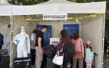 Student demonstruje uczestniczce Pikniku Nauki sposób analizy śladów daktyloskopijnych na stanowisku WPA.