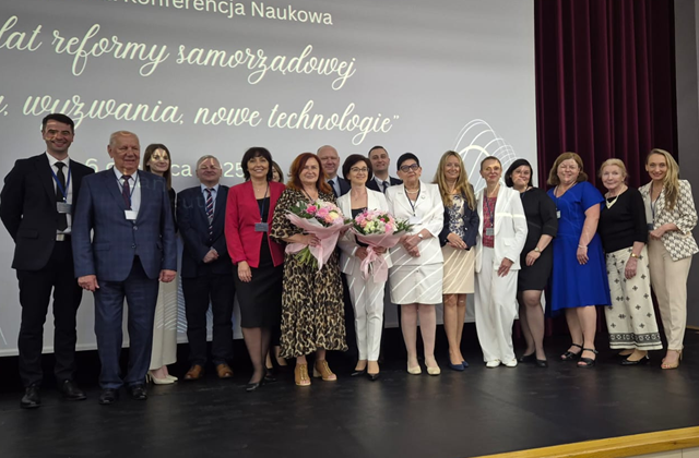 Zdjęcie grupowe uczestników Ogólnopolskiej Konferencji Naukowej „35 lat reformy samorządowej - sukcesy, wyzwania, nowe technologie"