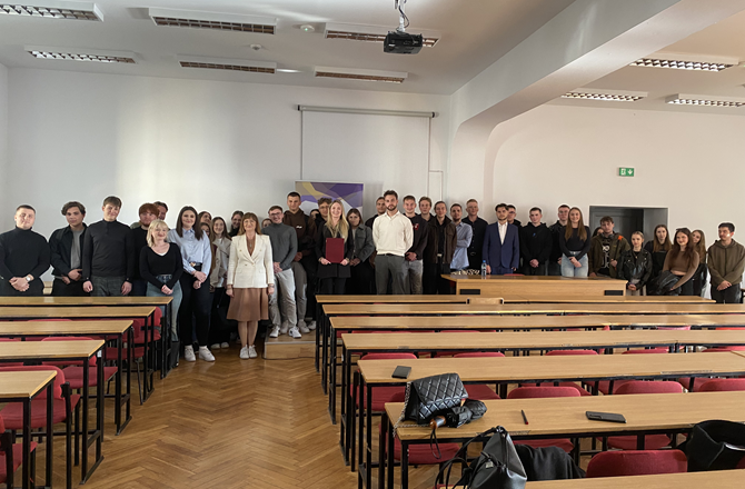 Zdjęcie grupowe studentów podczas spotkania z radcą prawnym Panią Kamilą Korab