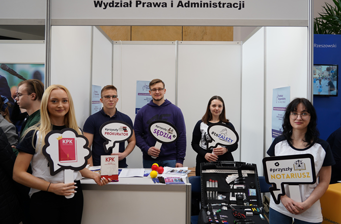 Studenci trzymający tabliczki #przyszły prokurator, #przyszły sędzia, #to zależy, #przyszły notariusz, kpk