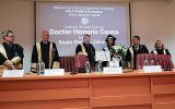 Wręczenie dyplomu Doctor Honoris Causa laureatce w todze podczas uroczystości akademickiej.