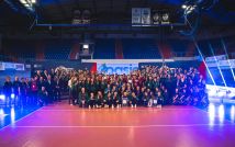 Zdjęcie grupowe siatkarzy i siatkarek AZS Uniwersytetu Rzeszowskiego