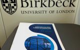 Materiały konferencyjne przed logo Birkbeck, University of London.