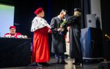 Rektor Uniwersytetu Rzeszowskiego, Pan Marek Podraza oraz profesor Lidia Brodowski podczas przyznania stopnia doktora