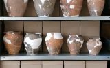 Regał ze zrekonstruowanymi naczyniami i pudełkami na zabytki