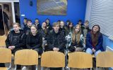 Studenci siedzący w sali