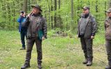 Pracownicy lasów państwowych opowiadają na temat historii lasu