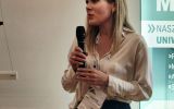 Uczestniczka konferencji zabiera głos podczas spotkania poświęconego wynikom badań i rekomendacjom dla polityk publicznych.